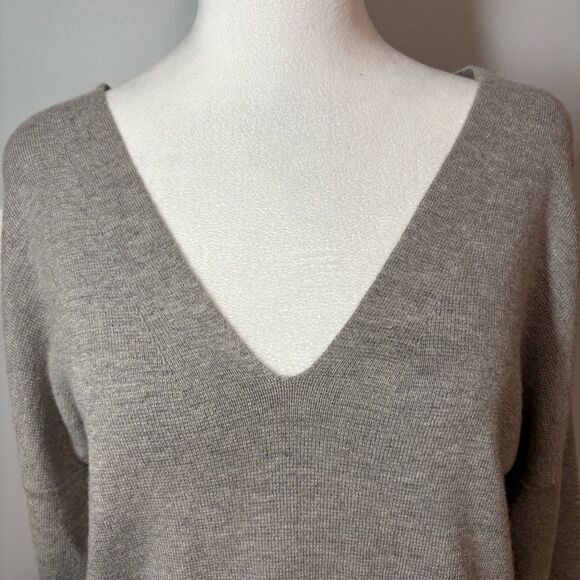 Banana Republic double v-neck drop shoulder gray sweater size M - Picture 2 of 8